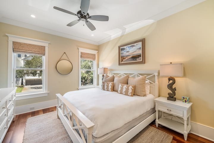Spálňa 5: veľká manželská posteľ + vlastná kúpeľňa + TV Shore Thing | 4001 Palm Blvd | Isle of Palms, Južná Karolína | IOP Escapes