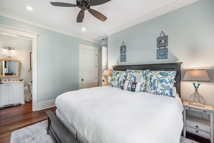 Spálňa 3: veľká manželská posteľ + vlastná kúpeľňa + TV Shore Thing | 4001 Palm Blvd | Isle of Palms, Južná Karolína | IOP Escapes
