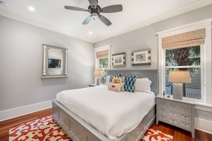 Spálňa 2: veľká manželská posteľ + vlastná kúpeľňa + TV Shore Thing | 4001 Palm Blvd | Isle of Palms, Južná Karolína | IOP Escapes