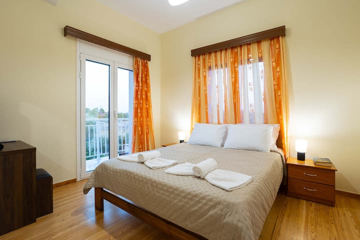 غرفة النوم الثانية: غرفة نوم على الطراز الريفي توفر الخصوصية والهدوء