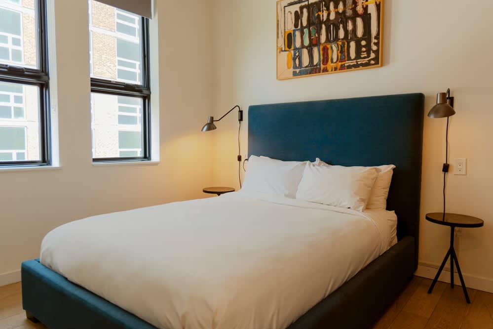 Habitación acogedora con luz natural y ropa de cama lujosa