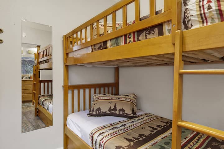 Een gezellig stapelbed biedt een comfortabele en praktische slaapoptie, vooral geschikt voor gezinnen.