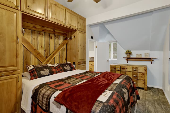 Trek je terug in de hoofdslaapkamer, een rustige ruimte die is ontworpen voor comfort en ontspanning na een dag vol bergavonturen.