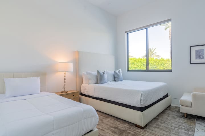 Dhoma e gjumit 8 ka një krevat dopio, një krevat dopio dhe një banjë ngjitur.