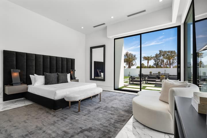 Dhoma kryesore e gjumit ka një krevat dopio "king", televizor dhe një banjë ngjitur.