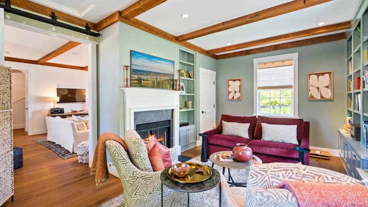 Geniet van de rust met een boek in deze prachtige gemeenschappelijke ruimte in bibliotheekstijl