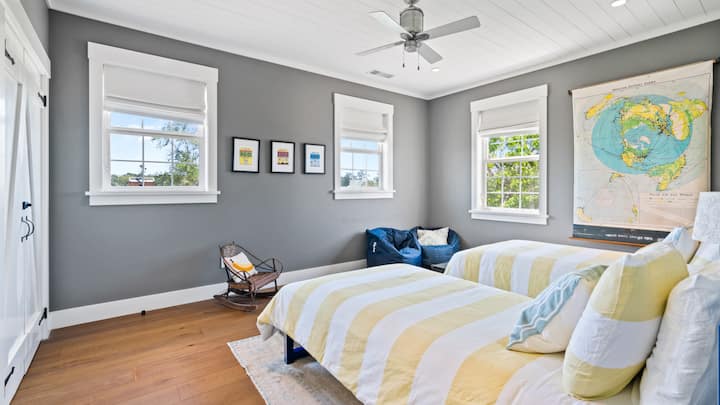 Kinderen zullen genieten van hun eigen kamer, met twee eenpersoonsbedden en een grote kast.