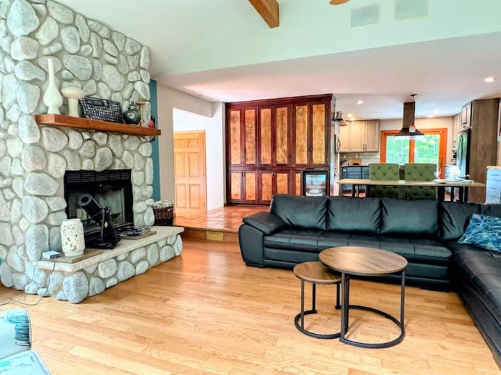 South Haven Retreat | Hot Tub, Game Garage & Woods - South Haven, MI
