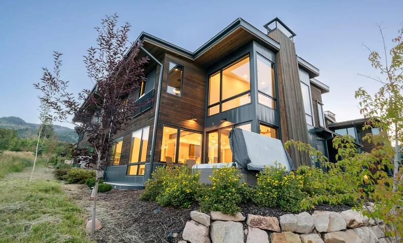 Skiing, Shopping, dining Right Out the Front Door!