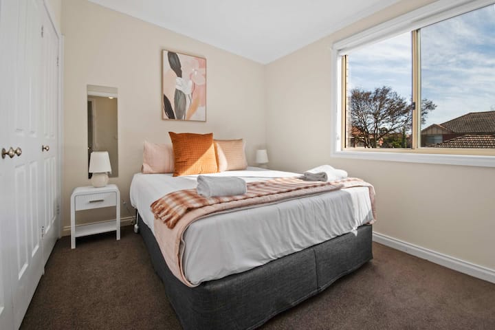 Спалня 2 - двойно легло, електрическо одеяло + вграден халат