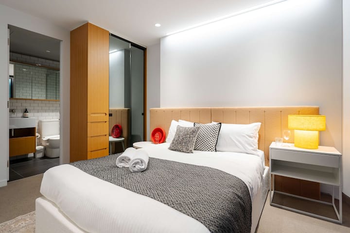 Dormitorio con baño y armario