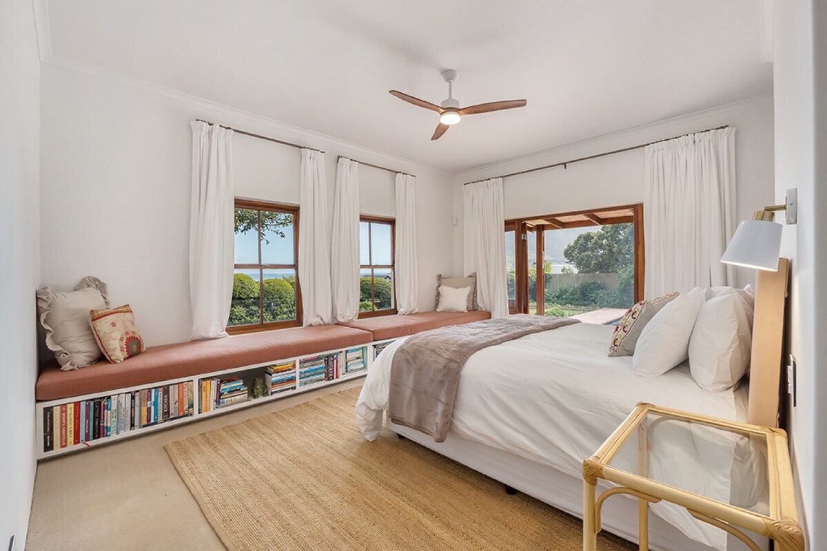 Word wakker met uitzicht op de tuin in deze lichtrijke slaapkamer met een ingebouwde leeshoek en gemakkelijke toegang tot de patio. Het is een rustige, comfortabele ruimte gemaakt voor rustige ochtenden en rustgevende nachten.