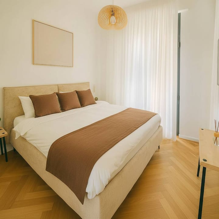 Un dormitorio cómodo con iluminación cálida y ropa de cama suave crea un relajante refugio después de días ajetreados en el exterior.