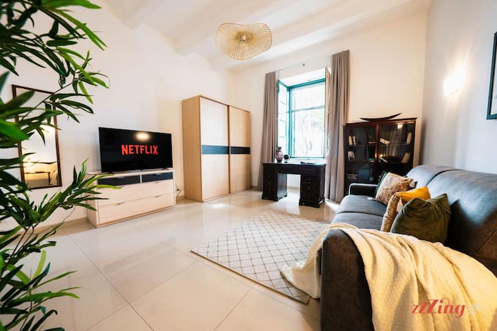 غرفة المعيشة مع تلفزيون ذكي