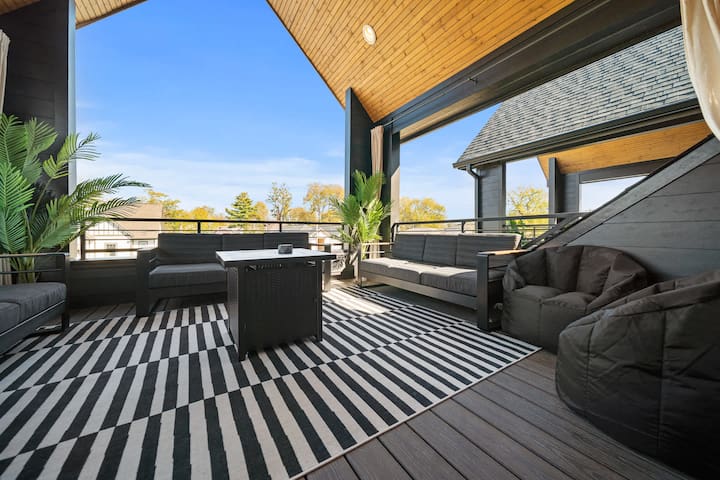 Rooftop Lounge 2 Miles from Broadway!