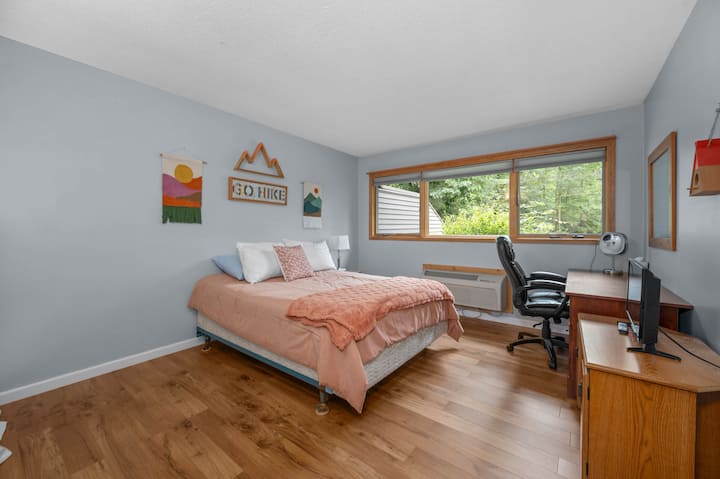 Primaire slaapkamer met queensize bed