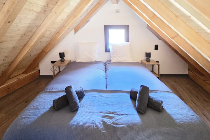 Sur la mezzanine accessible par un escalier à pas alterné, 2 lits simples 90x200cm vous attendent pour un repos paisible sous la charpente.