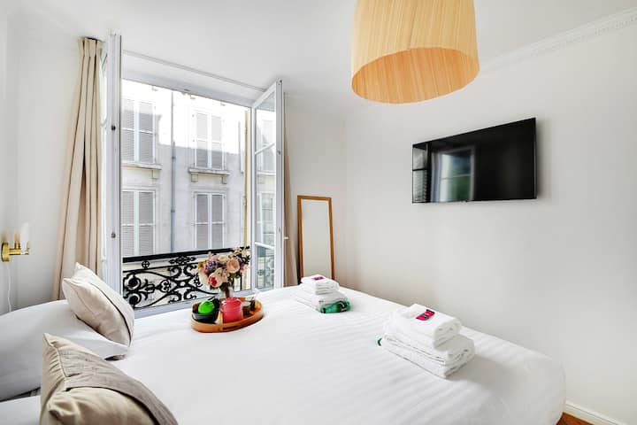 Una habitación con una cómoda cama para dos personas, que promete noches de sueño reparador.