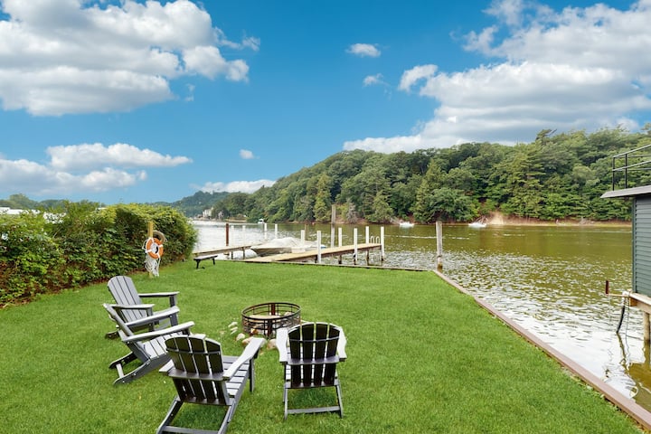 Riverside Saugatuck Oasis: Hot Tub, Dock & Kayaks - Saugatuck, MI