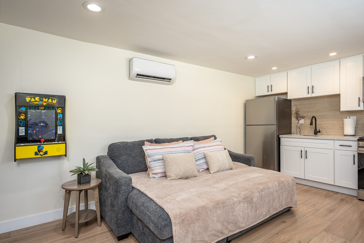 Udoban studio s kaučem na razvlačenje i Pac-Manom za zabavne večeri