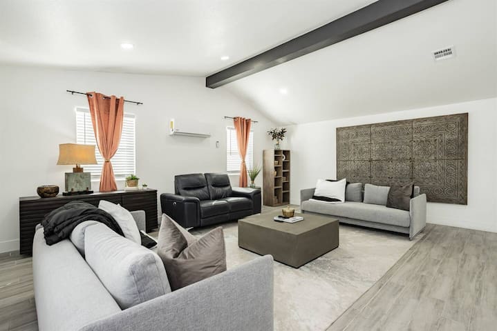 The Las Vegas Entertainer: Games, Location + Views gallery image 2