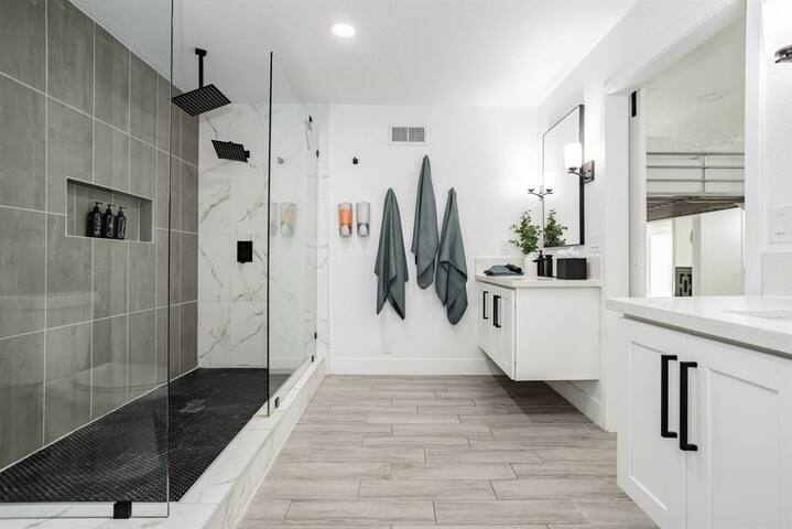 The Las Vegas Entertainer: Games, Location + Views gallery image 4