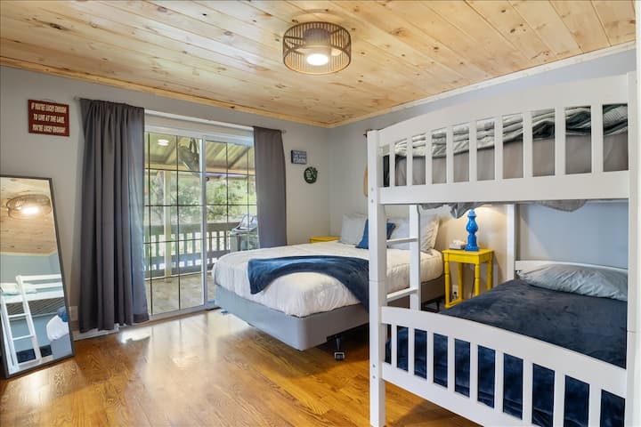 Spoločná spálňa na poschodí – dvojlôžková poschodová posteľ a manželská posteľ