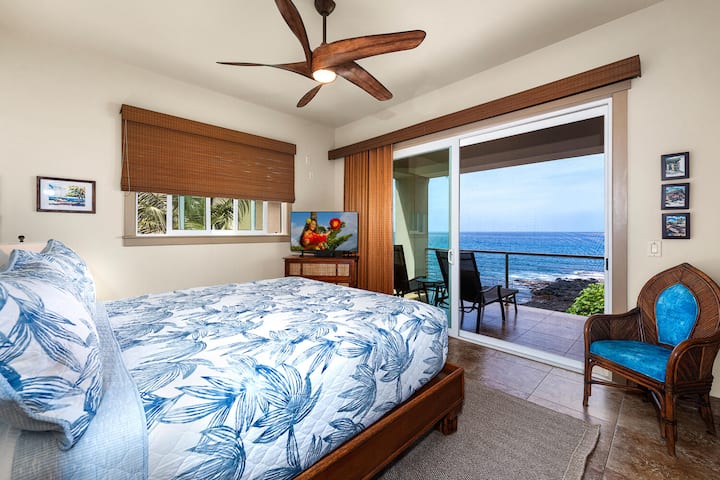 เปิดประตูกระจกบานเลื่อนเพื่อรับลมทะเล หรือปิดไว้เพื่อให้เสียงเครื่องปรับอากาศที่เงียบสงบกล่อมให้คุณหลับสบาย