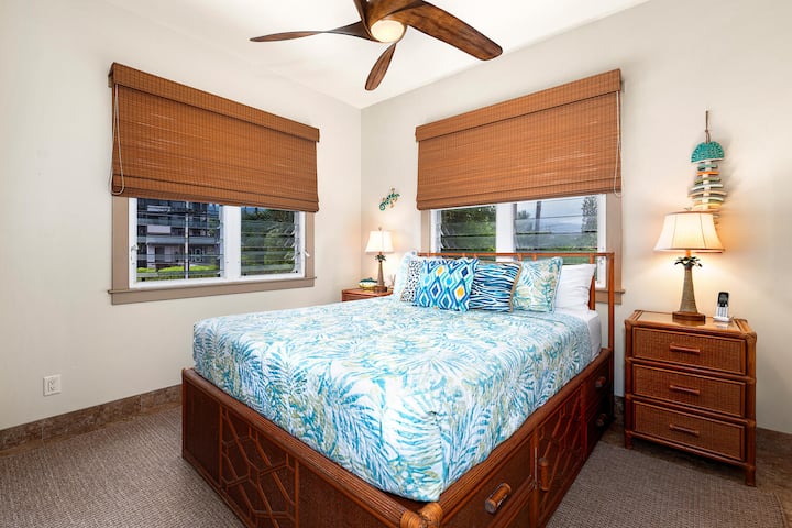 Las persianas Tropical Island, el ventilador de techo y el aire acondicionado dividido prometen noches frescas y tranquilas después de las aventuras con café Kona.