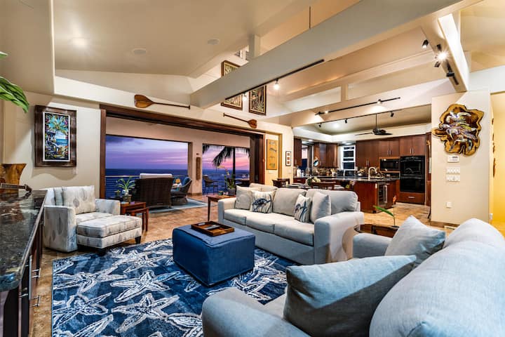 ประตูบานเลื่อนทั้งผนังจะลบเส้นแบ่งออกไป ทำให้ที่นั่งนุ่มๆ โต๊ะอาหารในร่ม และท้องฟ้าที่ไม่มีที่สิ้นสุดรวมกันเป็นพื้นที่สังสรรค์ที่ไม่มีสะดุดตา