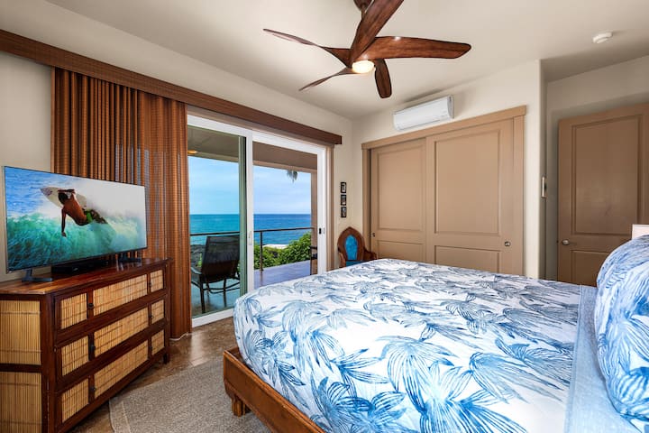 ท้องฟ้าสีฟ้าสดใสสะท้อนท้องทะเลนอกหน้าต่าง พัดลมเพดานพัดลมเย็นๆ ให้ผู้เข้าพักนอนหลับสบาย