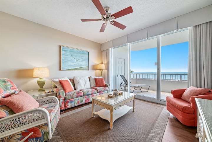 การเปลี่ยนผ่านไปยังระเบียงด้านนอกอย่างไหลลื่นช่วยเพิ่มความรู้สึกถึงแสงและความโล่งสบาย