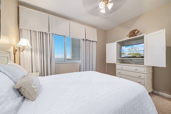 สถานที่พักผ่อนในห้องนอนที่เงียบสงบที่ออกแบบมาเพื่อการพักผ่อนและยามเช้าที่เงียบสงบ