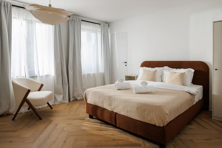 Ამ საძინებელში არის ბამბის რბილ თეთრეულში გამოწყობილი ორადგილიანი საწოლი მშვიდი ღამეებისთვის. Დიდი ფანჯრები ოთახის გამუქებული ფარდებით უზრუნველყოფს როგორც ბუნებრივ განათებას, ისე განმარტოებას, რაც მყუდრო და მშვიდ დასვენებას ქმნის.