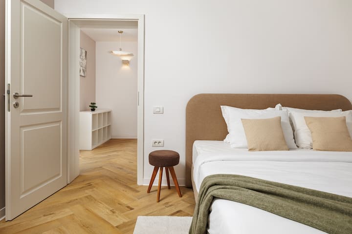 Მთავარ საძინებელში არის დიდი ზომის საწოლი, სმარტ-ტელევიზორი, ელეგანტური დეკორი და რბილი ბუნებრივი განათება. Ცალკე სააბაზანოთი, ეს არის მშვიდი დასვენება, რომელიც განკუთვნილია კომფორტისა და განმარტოებისთვის.