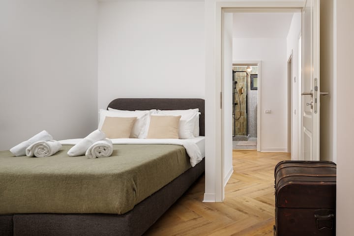 Ეს მიმზიდველი საძინებელი გთავაზობთ კომფორტულ ორადგილიან საწოლს ახალი თეთრეულითა და რბილი ბალიშებით. Ხის თბილი იატაკითა და მშვიდი, მინიმალისტური სტილით შექმნილი მყუდრო დასვენებაა.