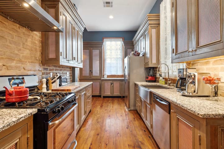 Victorian Villa w Pool & Hot Tub 5BR|6BA gallery image 2