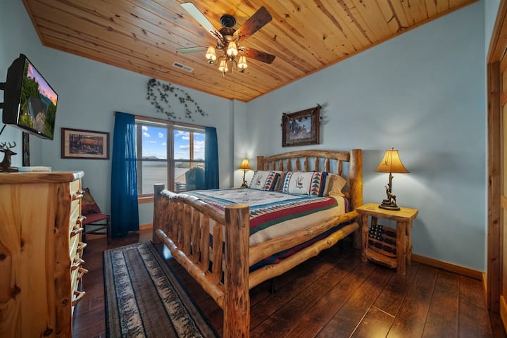 Спална соба 3 (долен кат) брачен кревет (широк 150-179 см)