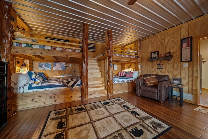 Спална соба 2 на најгорниот кат (по 4 двокреветни/двокреветни кревети за спиење)