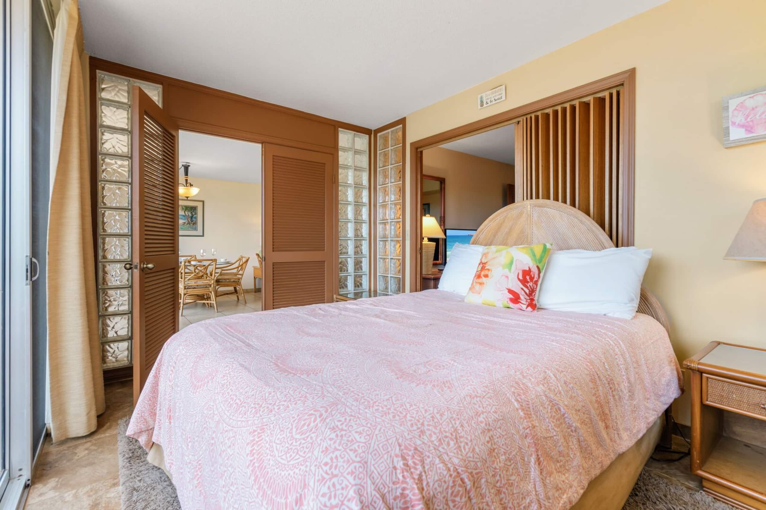 Beach Front 2 bedroom with Garden Views - Image 5