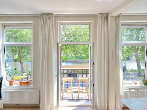 Popular Airbnb listing: Beautiful apartment with canal view in Staatsliedenbuurt