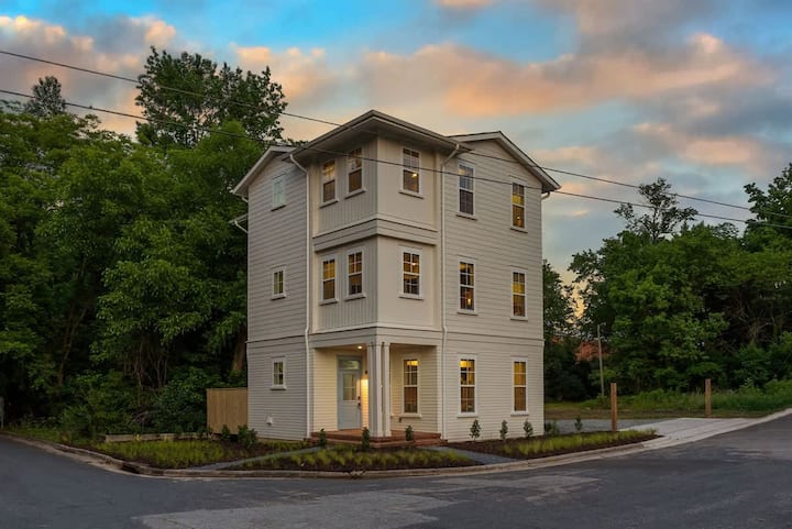 8br Urban Retreat, Deck, Near Downtown Durham - Durham, NC