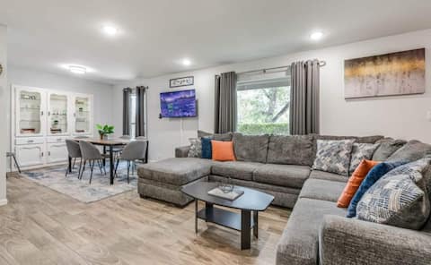 Successful Airbnb property: Modern & Cozy Spot w/ HotTub & King Bed-Central SA in Oakland Estates