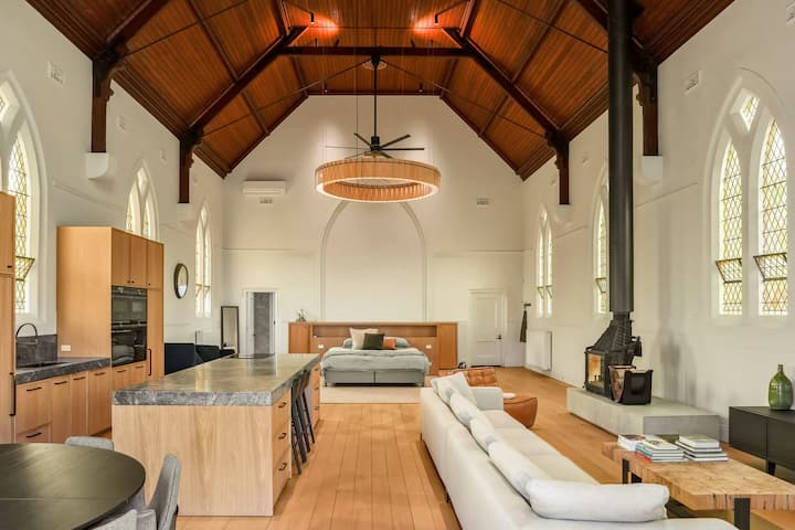 Mwonekano wa ndani wa Kanisa la Dallah