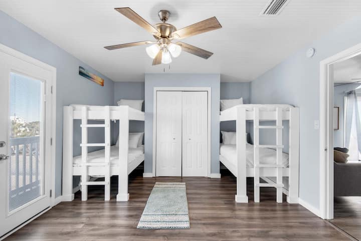 غرفة سرير من طابقين