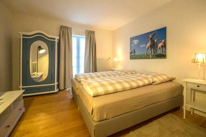 ห้องนอน 2 ที่มีเตียงขนาด 180