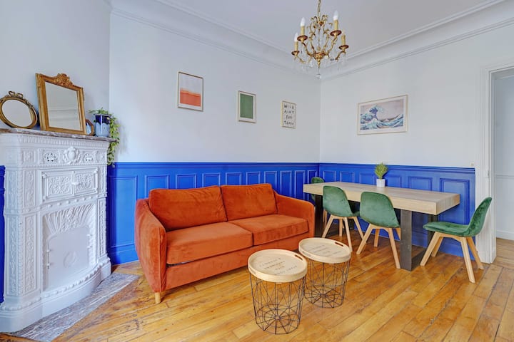 Svetlá obývacia izba s rozkladacou pohovkou, televízorom, konferenčným stolíkom a jedálenským kútom s jedálenským stolom.