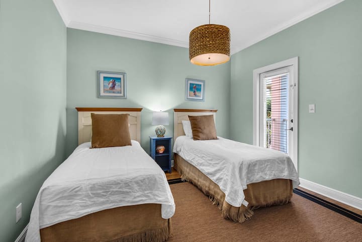 Სტუმრების საძინებელი ორი ორადგილიანი საწოლითა და აივნით