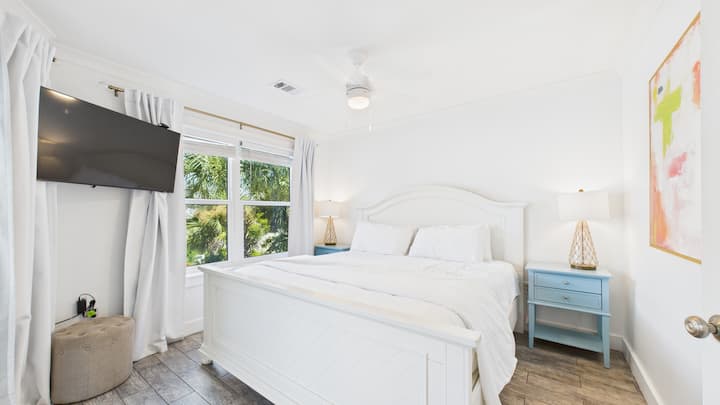 غرفة نوم رئيسية مع سرير بحجم متوسط وحمام داخلي (يسع لفردين)