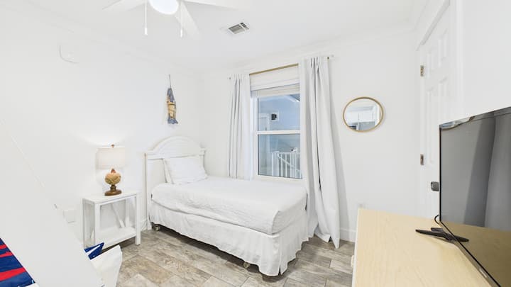 غرفة نوم ثالثة مع سرير مزدوج فوق سرير كوين وسرير مزدوج إضافي (يتسع لأربعة أشخاص)